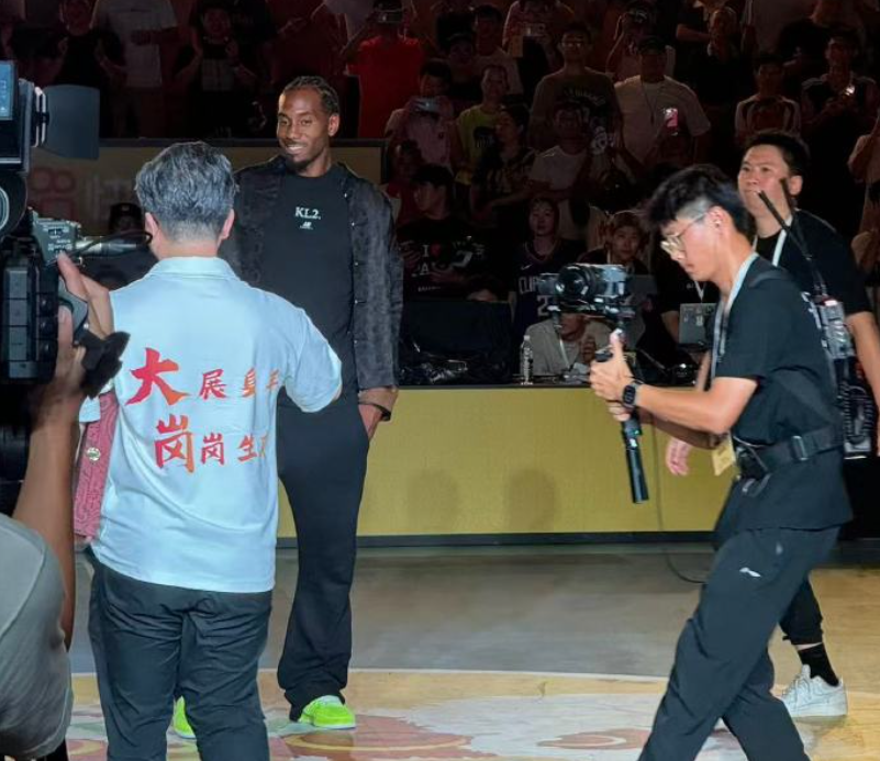 接地气！伦纳德身穿唐装出席村BA活动，秀粤语燃爆全场