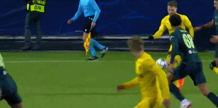 1-3！哈兰德8场1球持续低迷，金球先生染红，曼城制造欧冠大冷