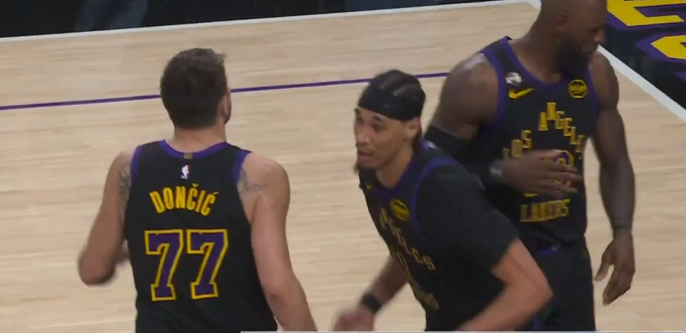 开云APP-狂赢92分！被胖虎肘歪脖子硬抗，艾妃啊，这才是湖人的中锋